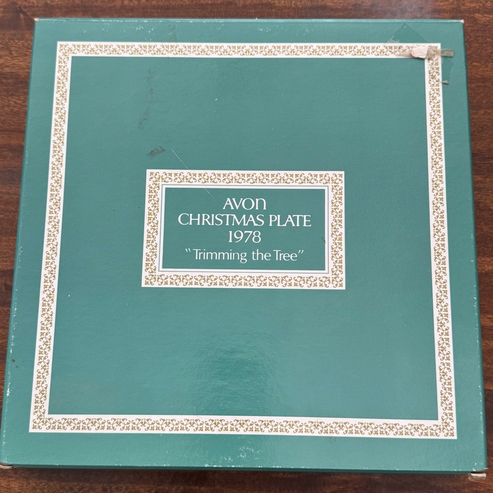 Avon Christmas Plate 1978 “Trimming the Tree” new in box